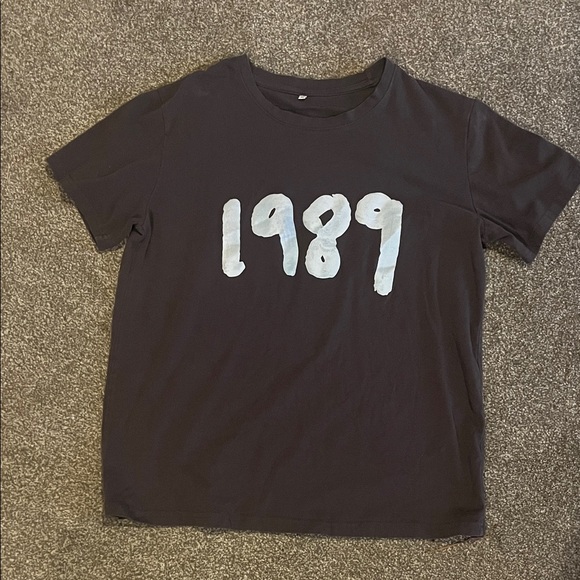 none Tops - 1989 Graphic Women's Tee - Dark Gray